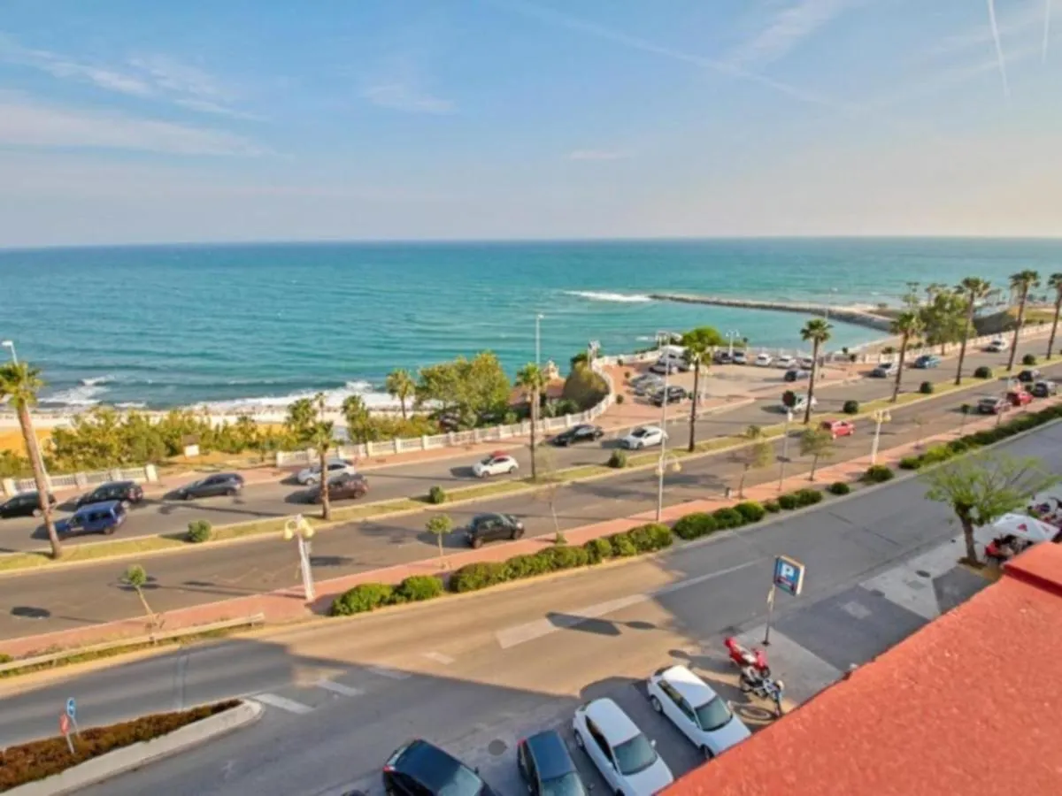 شقة Chic Beachfront Flat With Amazing Sea Views And Private Indoor Parking بينالماذينا