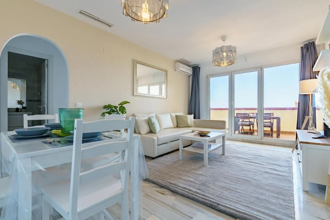 شقة Chic Beachfront Flat With Amazing Sea Views And Private Indoor Parking بينالماذينا