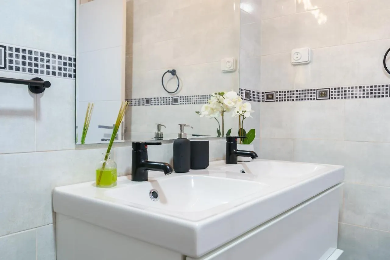 Chic Beachfront Flat With Amazing Sea Views And Private Indoor Parking بينالماذينا